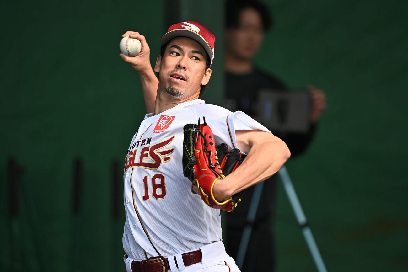 ブルペンで投球練習をする楽天前田健（撮影・滝沢徹郎）