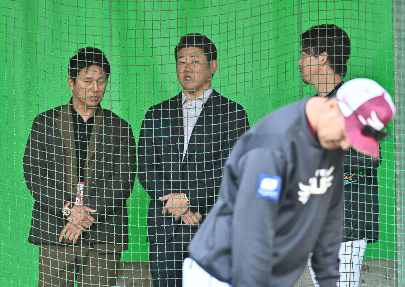ブルペンの投球練習を終えた楽天前田健（右）は松坂氏（中央）、平石氏と話す（撮影・滝沢徹郎）