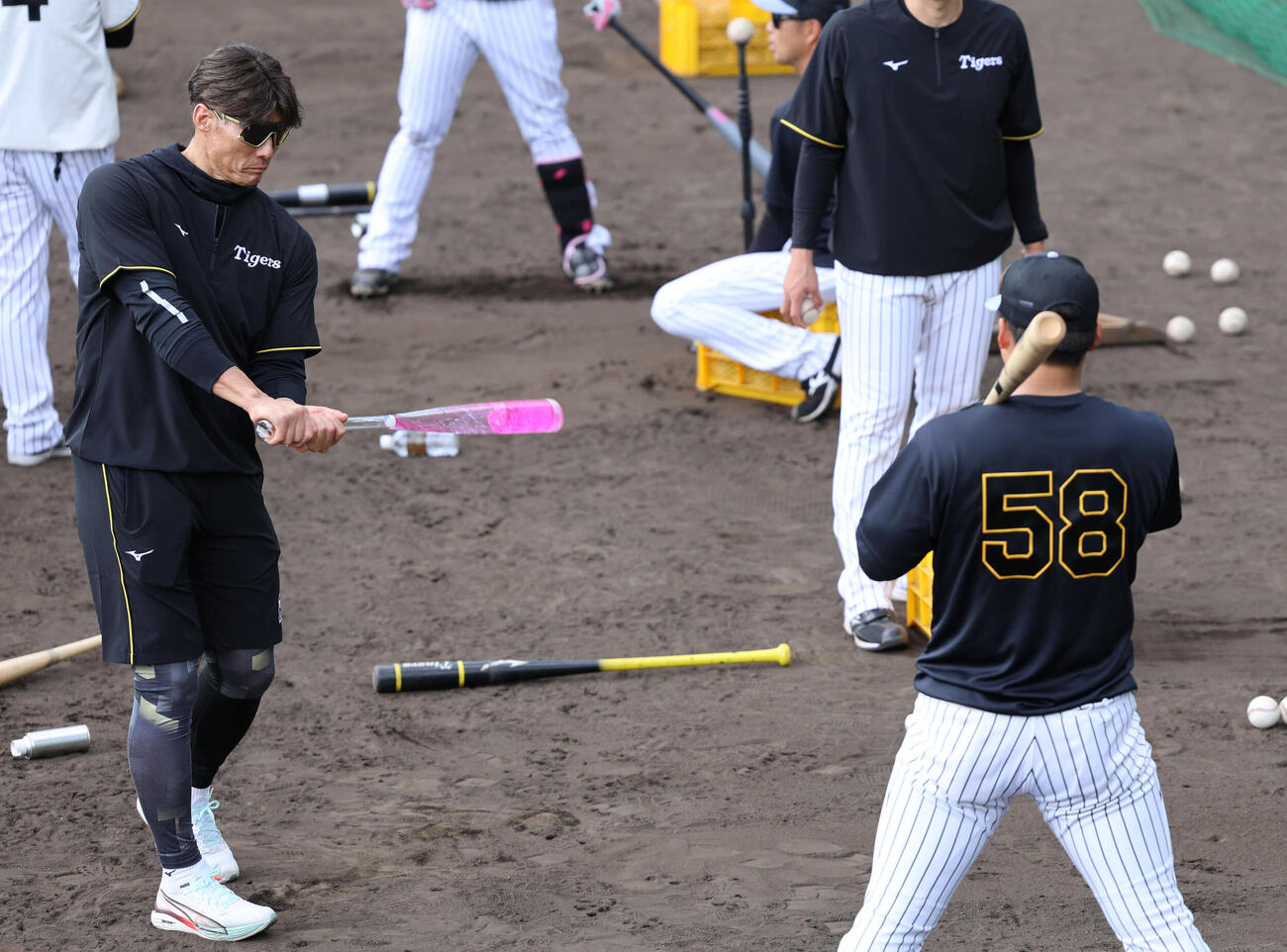 阪神糸井SA（左）は持ち込んだアクアバットを手に前川にアドバイス（撮影・西尾就之）