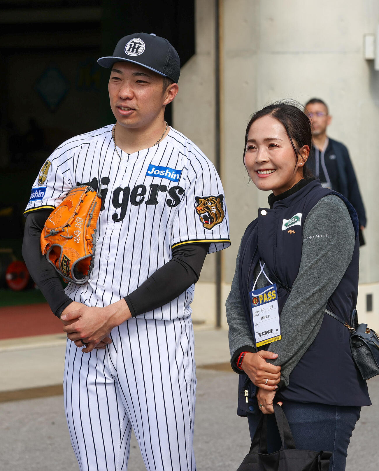 阪神キャンプ視察に訪れたプロゴルファーの青木瀬令奈（右）と撮影する石井（撮影・上山淳一）