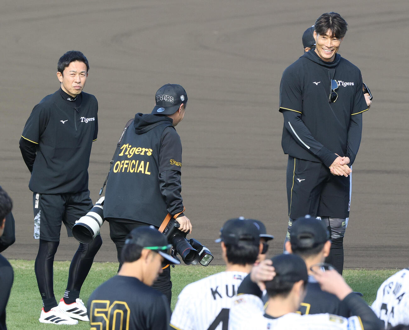 阪神の臨時コーチを務める赤星氏（左）と糸井SA（撮影・上山淳一）