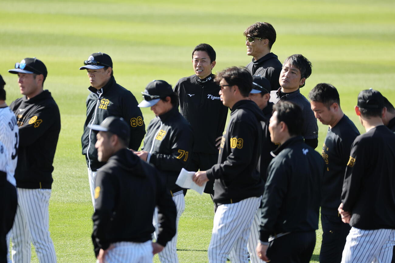 阪神キャンプで臨時コーチを務める糸井嘉男氏（右上）と赤星憲広氏は円陣に加わる（撮影・西尾就之）