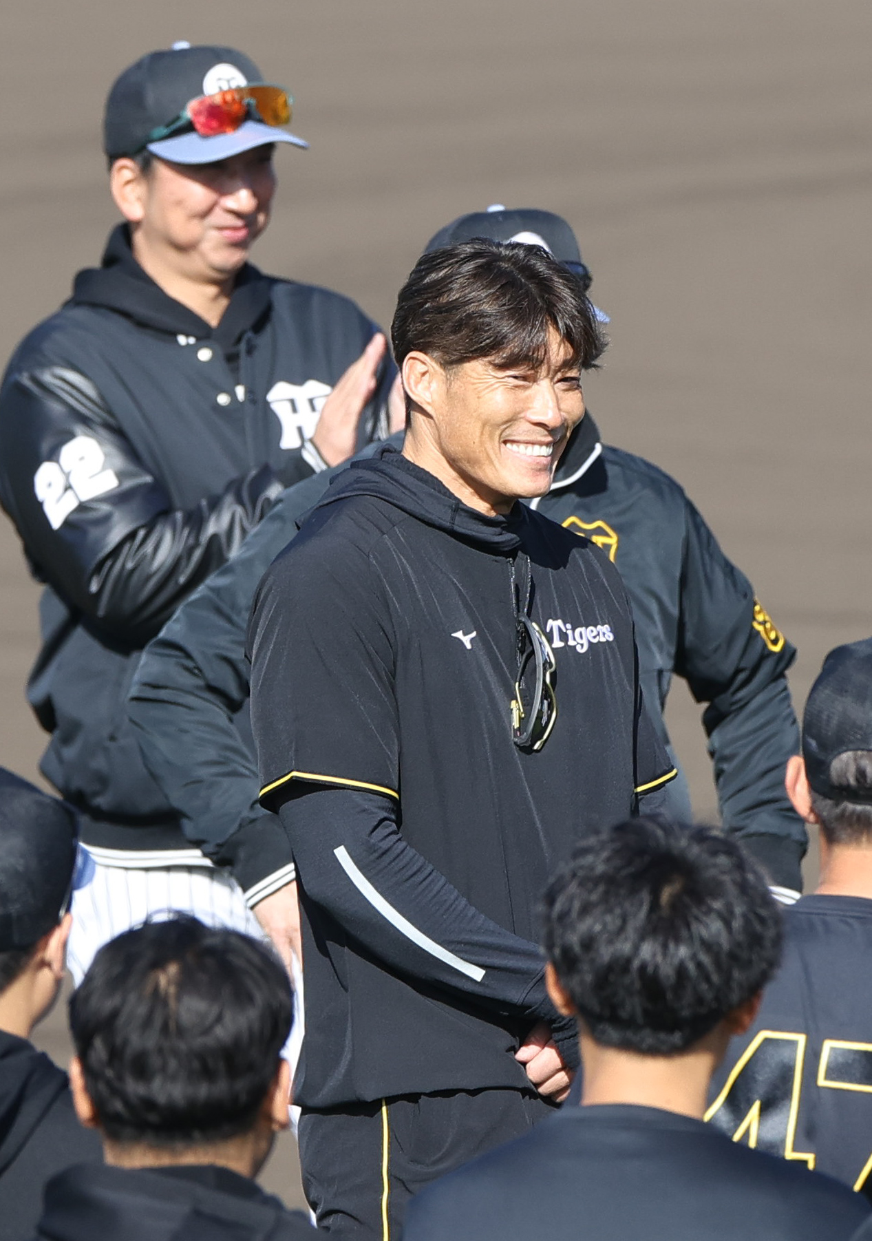 阪神の選手らにあいさつする糸井SA（撮影・上山淳一）