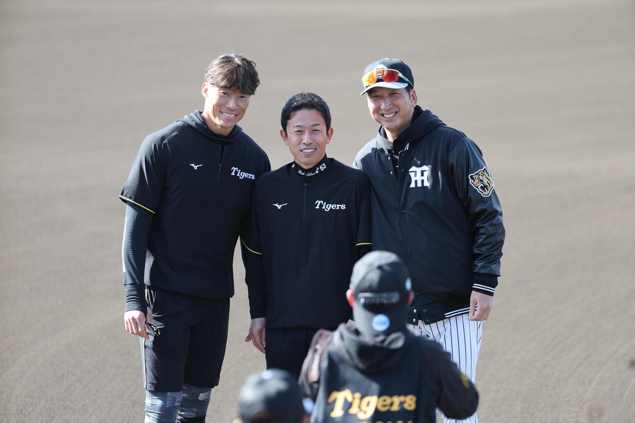 阪神キャンプで臨時コーチを務める糸井嘉男氏（左）と赤星憲広氏は藤川球児監督と記念写真に納まる（撮影・西尾就之）