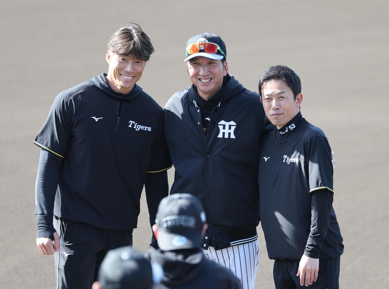 阪神キャンプで臨時コーチを務める糸井嘉男氏（左）と赤星憲広氏（右）は最初はこのポジションで藤川監督と記念写真に納まった（撮影・西尾就之）