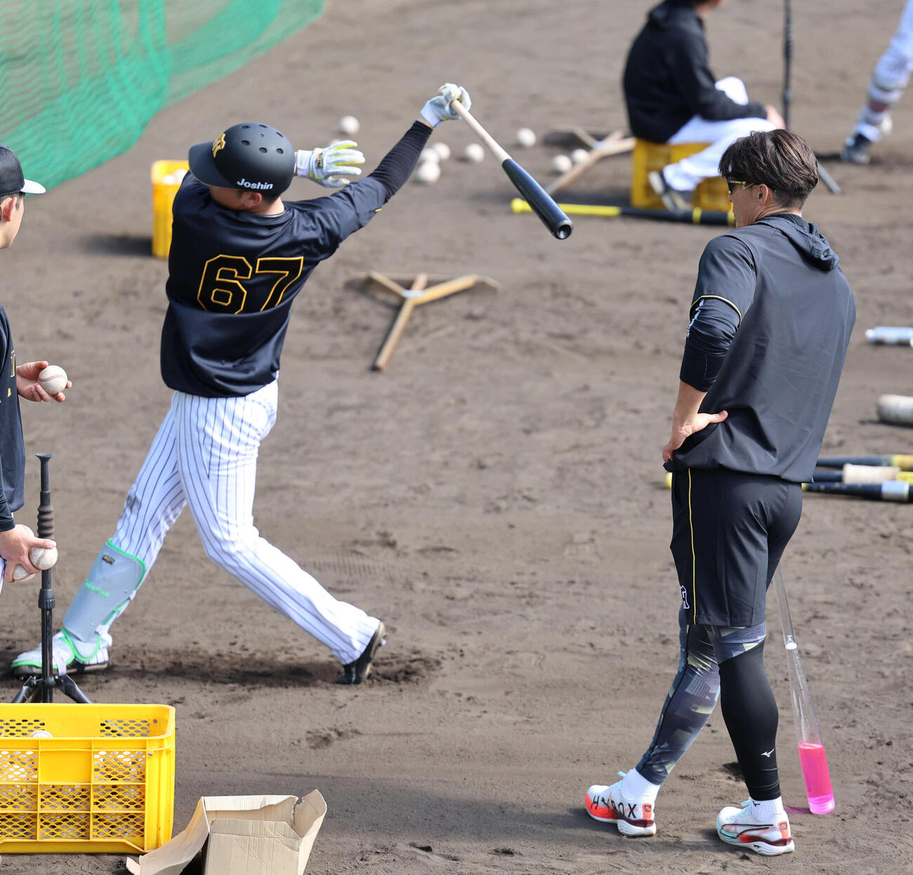高寺のティー打撃に注目する阪神糸井SA（撮影・西尾就之）
