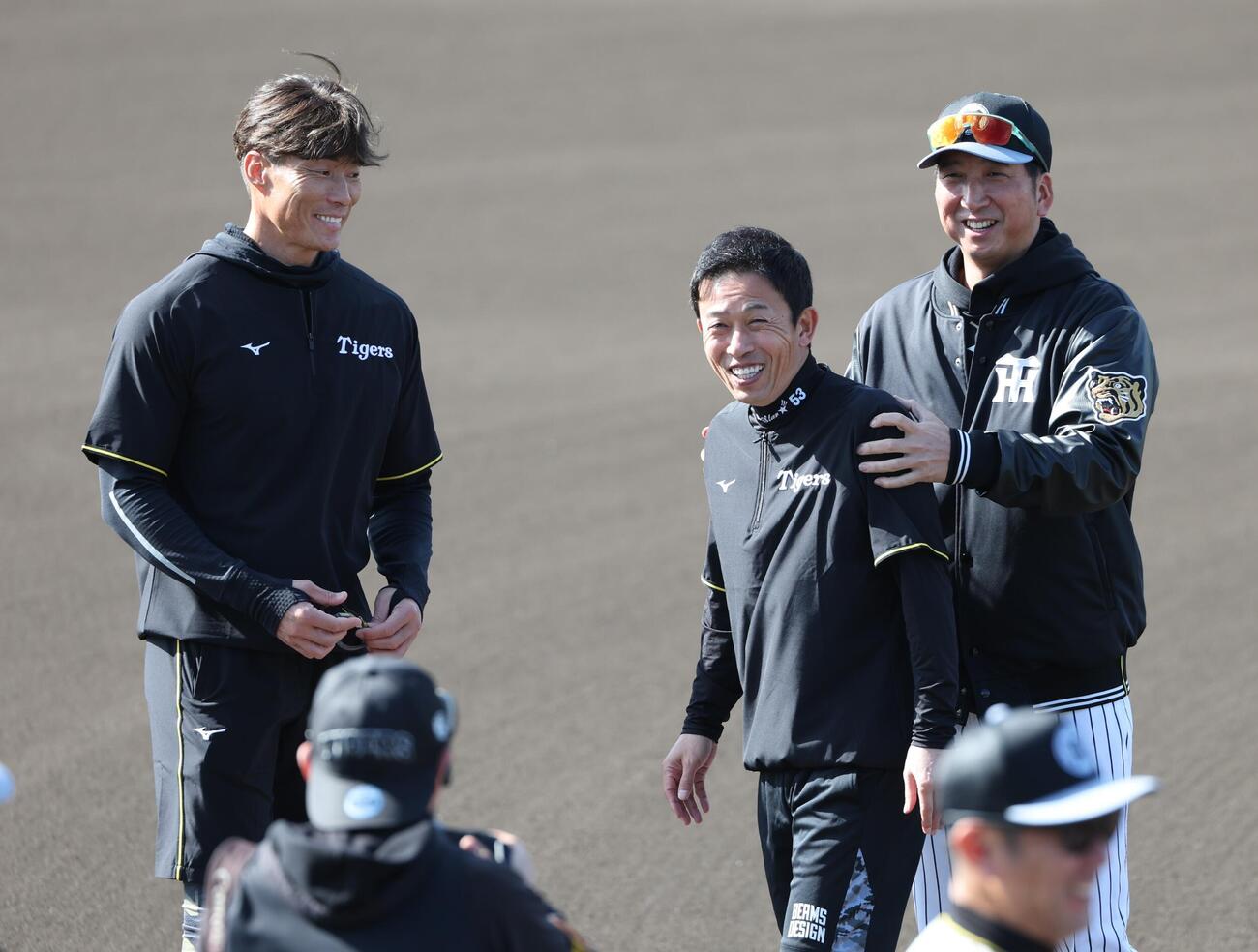 阪神キャンプで臨時コーチを務める糸井氏（左）と赤星氏（中央）は最初は藤川球児監督を中心にと記念写真を撮ったが、監督が赤星氏を中央に誘う（撮影・西尾就之）