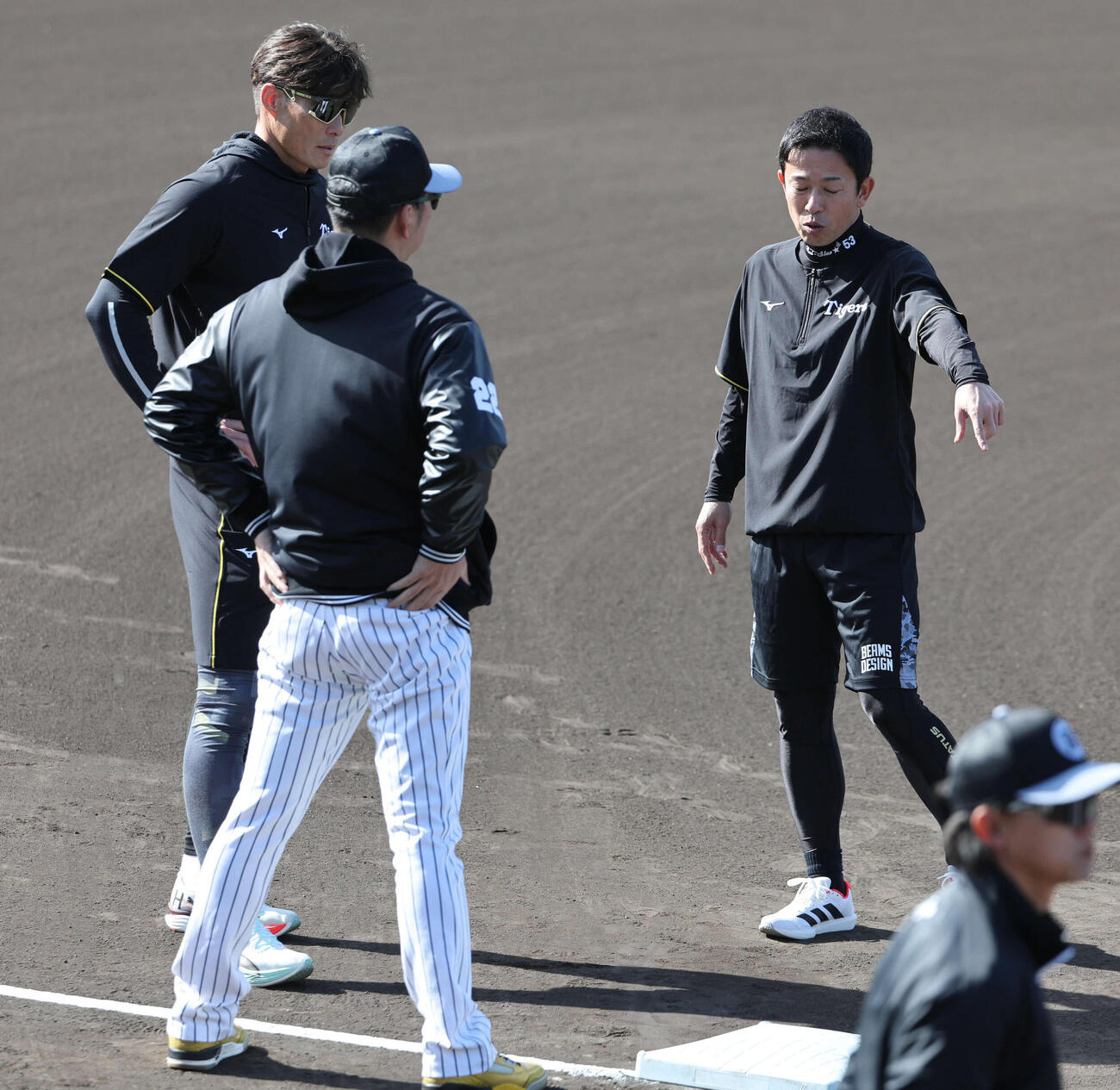 走塁練習の前に三塁ベースをチェックする糸井SA（左）と赤星憲広氏（右）。手前は藤川監督（撮影・西尾就之）