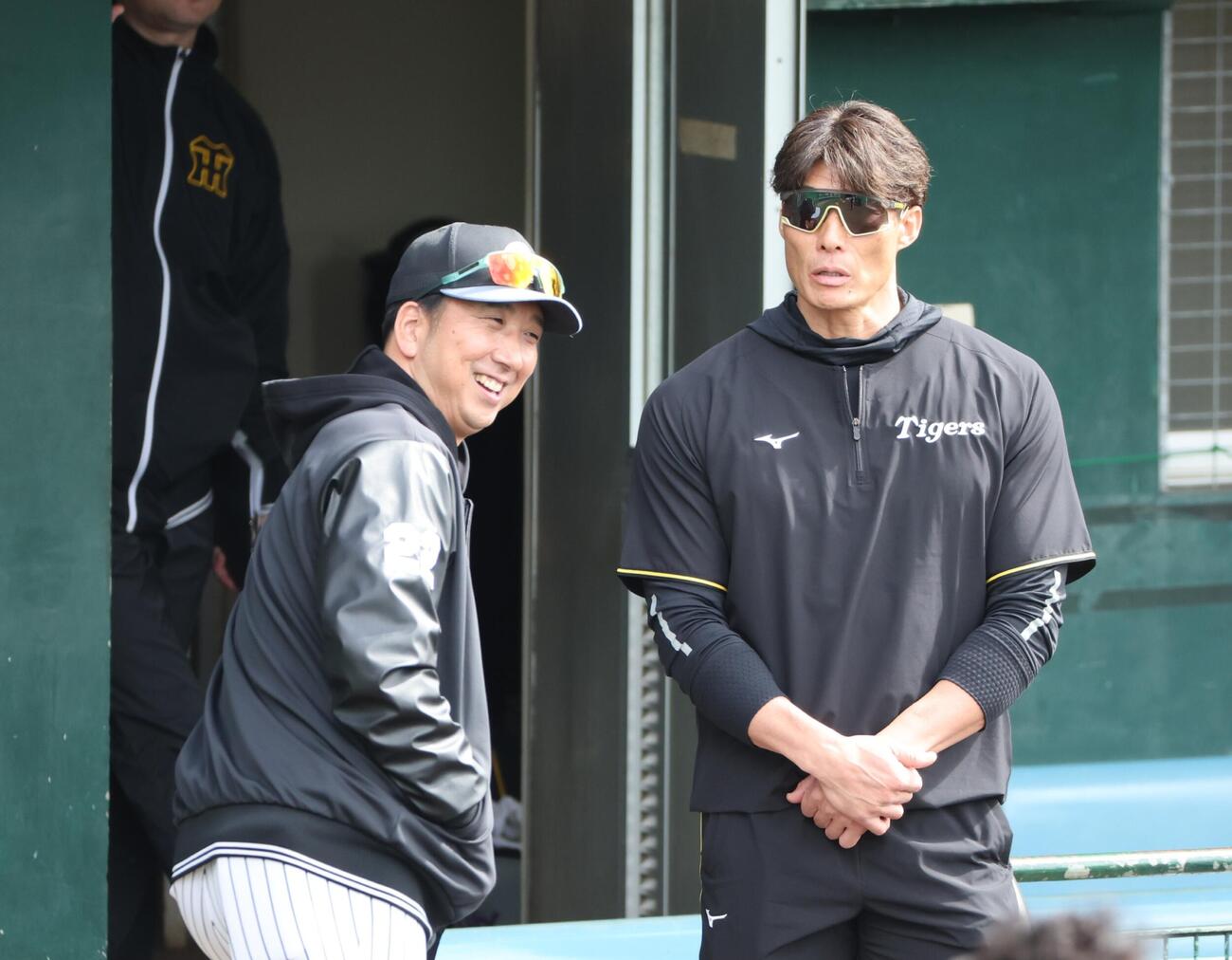 阪神キャンプで臨時コーチを務める糸井嘉男氏（左）と赤星憲広氏（中）は最初は藤川球児監督を中心にと記念写真を撮ったが、監督が赤星氏を中央に誘う（撮影・西尾就之）