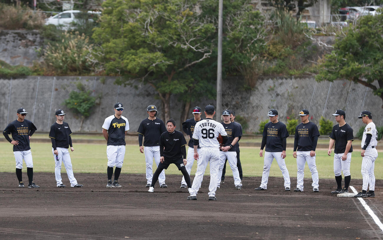 赤星臨時コーチ（手前）の指導を受ける阪神野手陣（撮影・上山淳一）