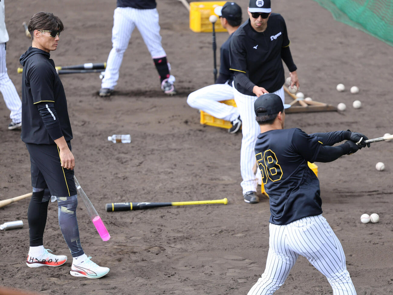 阪神糸井SA（左）は持ち込んだアクアバットを手に前川にアドバイス（撮影・西尾就之）