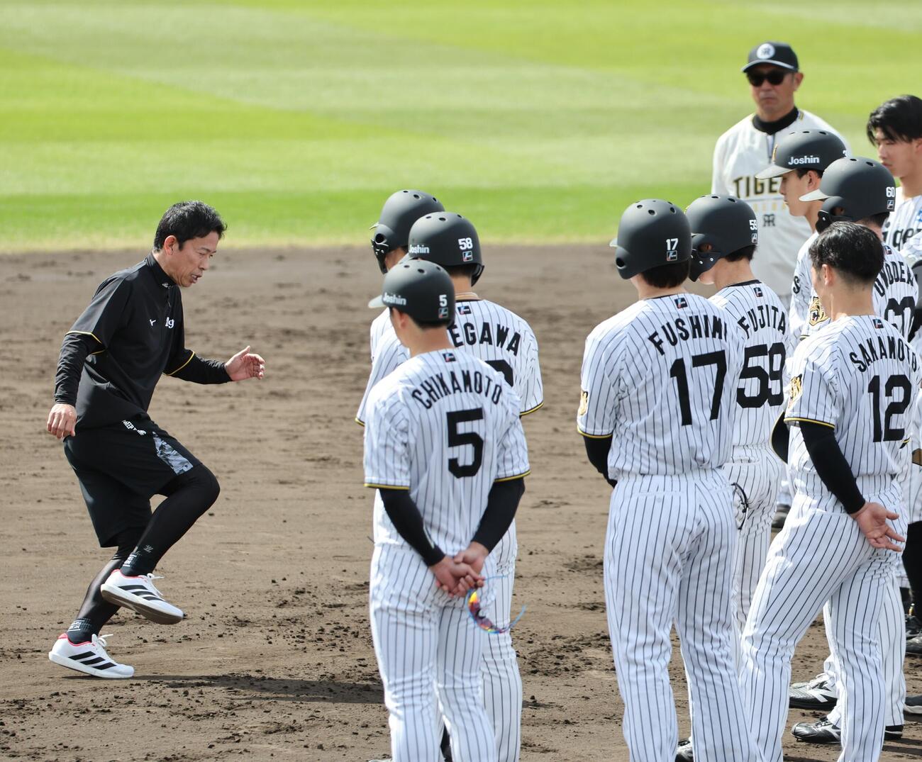 阪神キャンプで臨時コーチを務める赤星憲広氏はジェスチャーをまじえて指導（撮影・西尾就之）