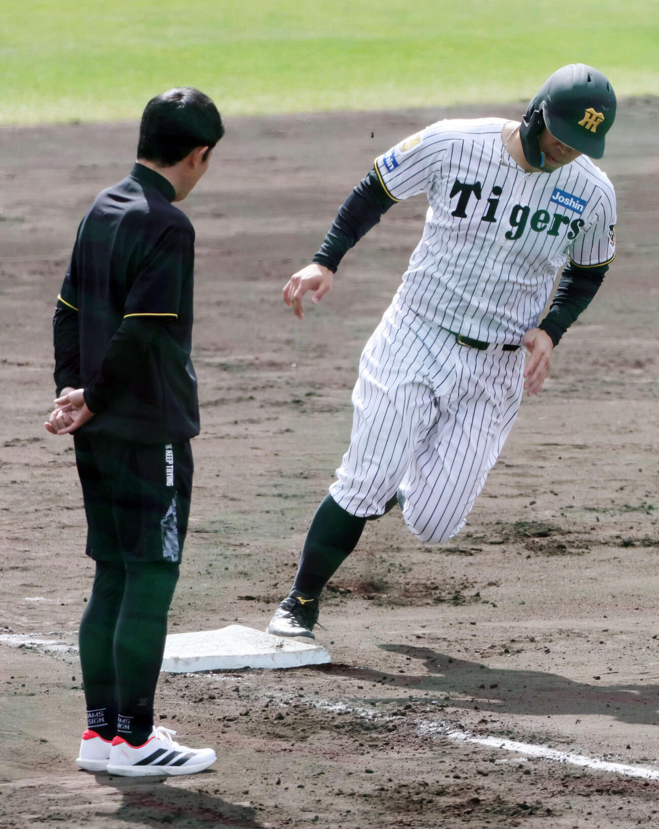 赤星憲広臨時コーチが見守る前で走塁練習を行う阪神佐藤（撮影・西尾就之）