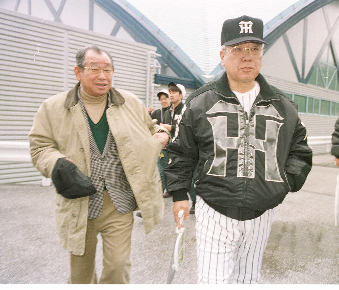01年、阪神春季キャンプで野村克也監督（右）と話す吉田義男氏