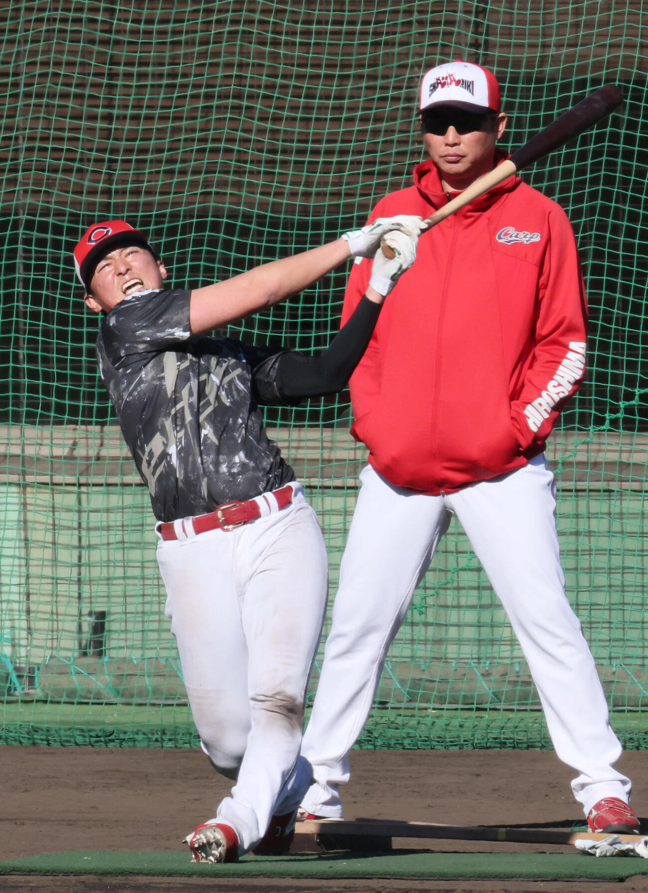 ロングティーをする広島佐々木と見守る新井貴浩監督（撮影・加藤孝規）