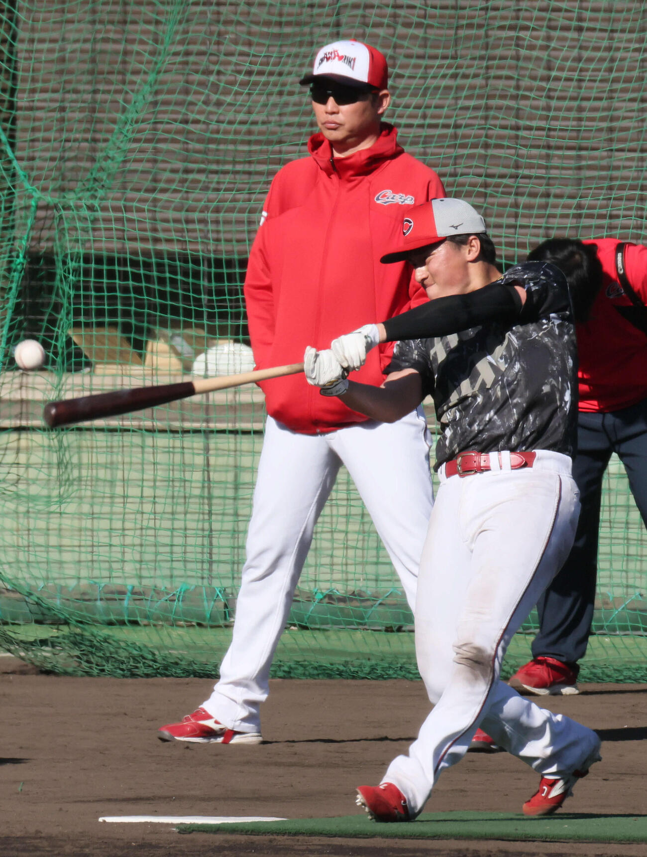 ロングティーをする広島佐々木と見守る新井貴浩監督（撮影・加藤孝規）