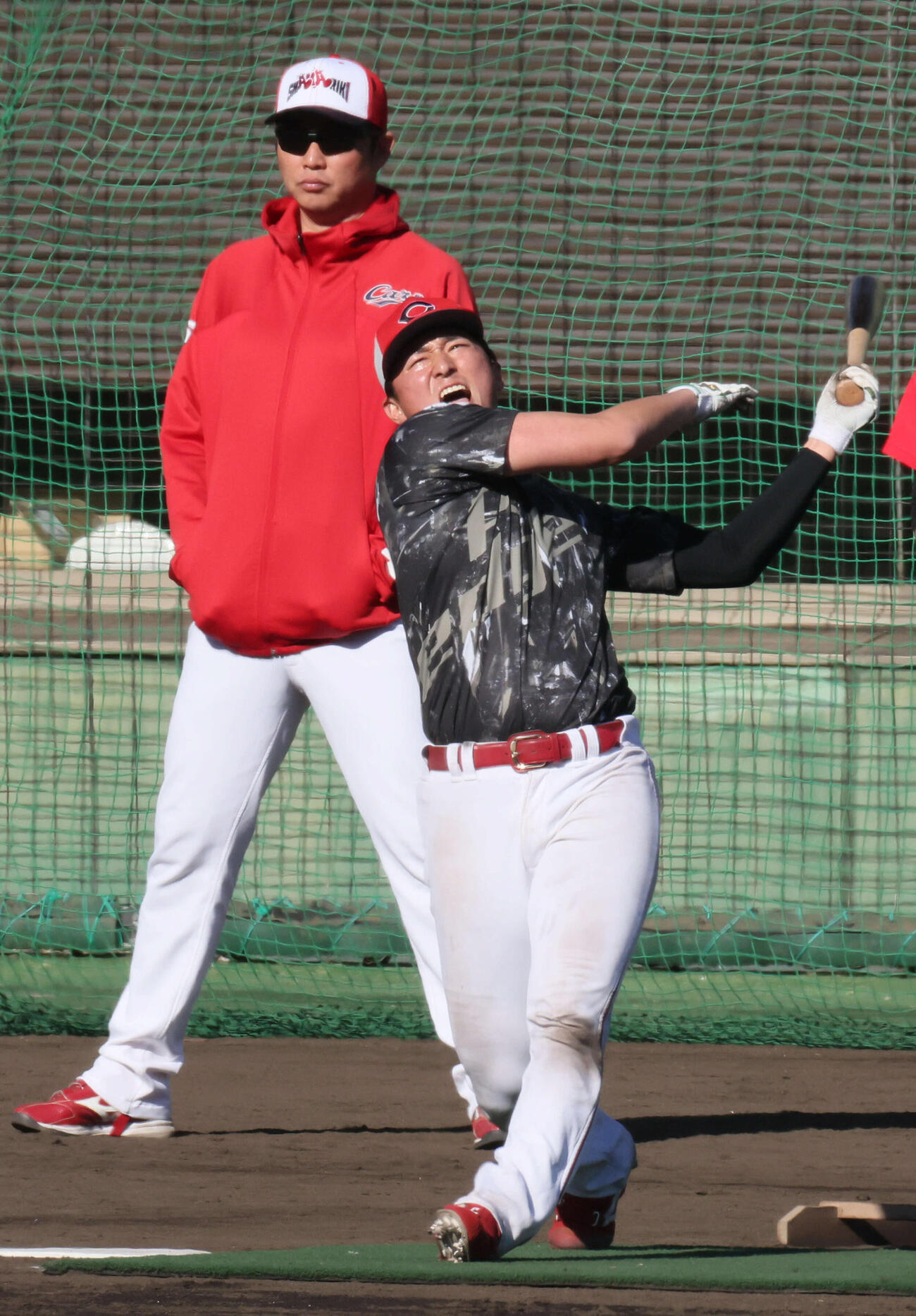 ロングティーをする広島佐々木と見守る新井貴浩監督（撮影・加藤孝規）