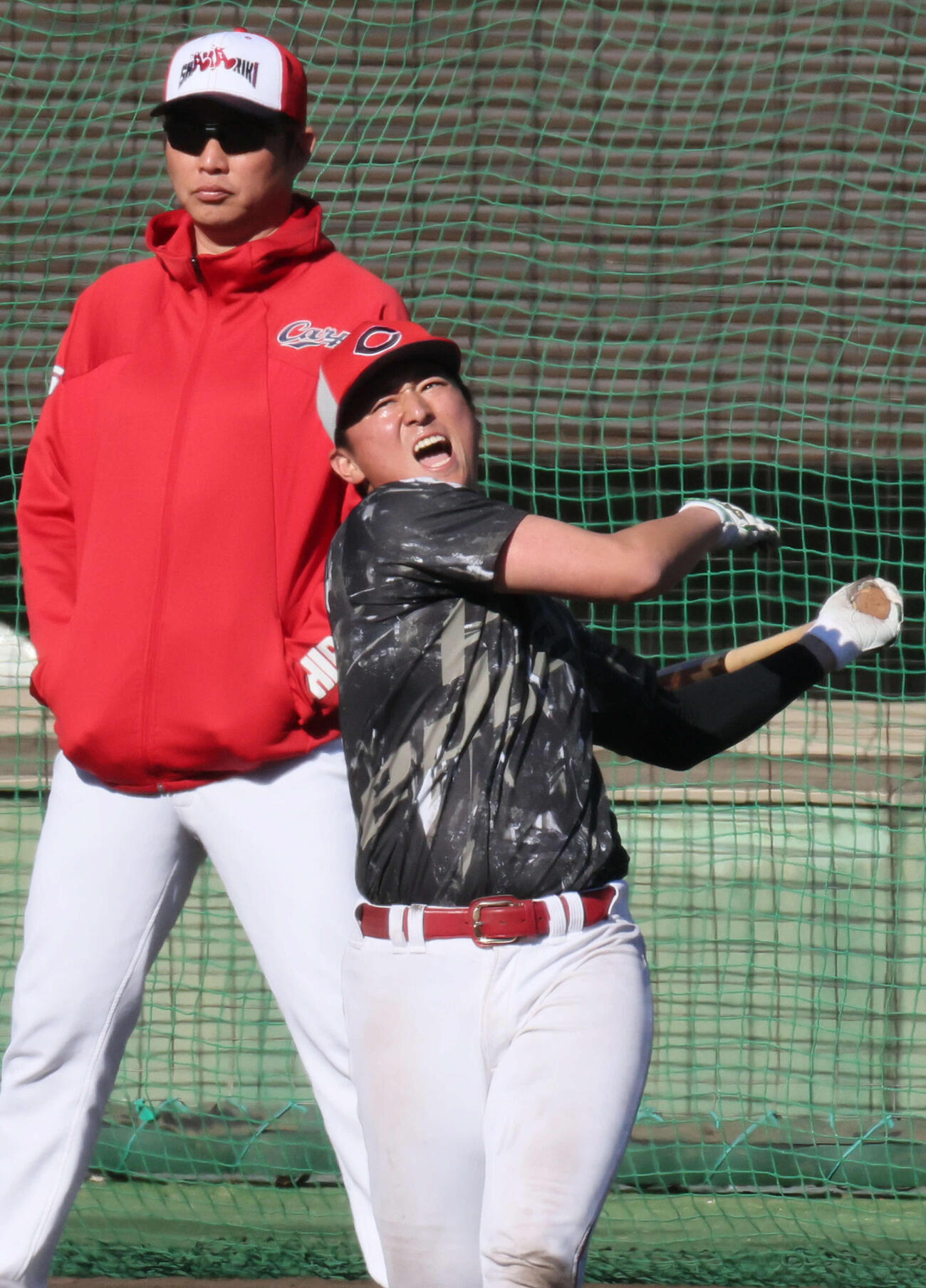 ロングティーをする広島佐々木と見守る新井貴浩監督（撮影・加藤孝規）