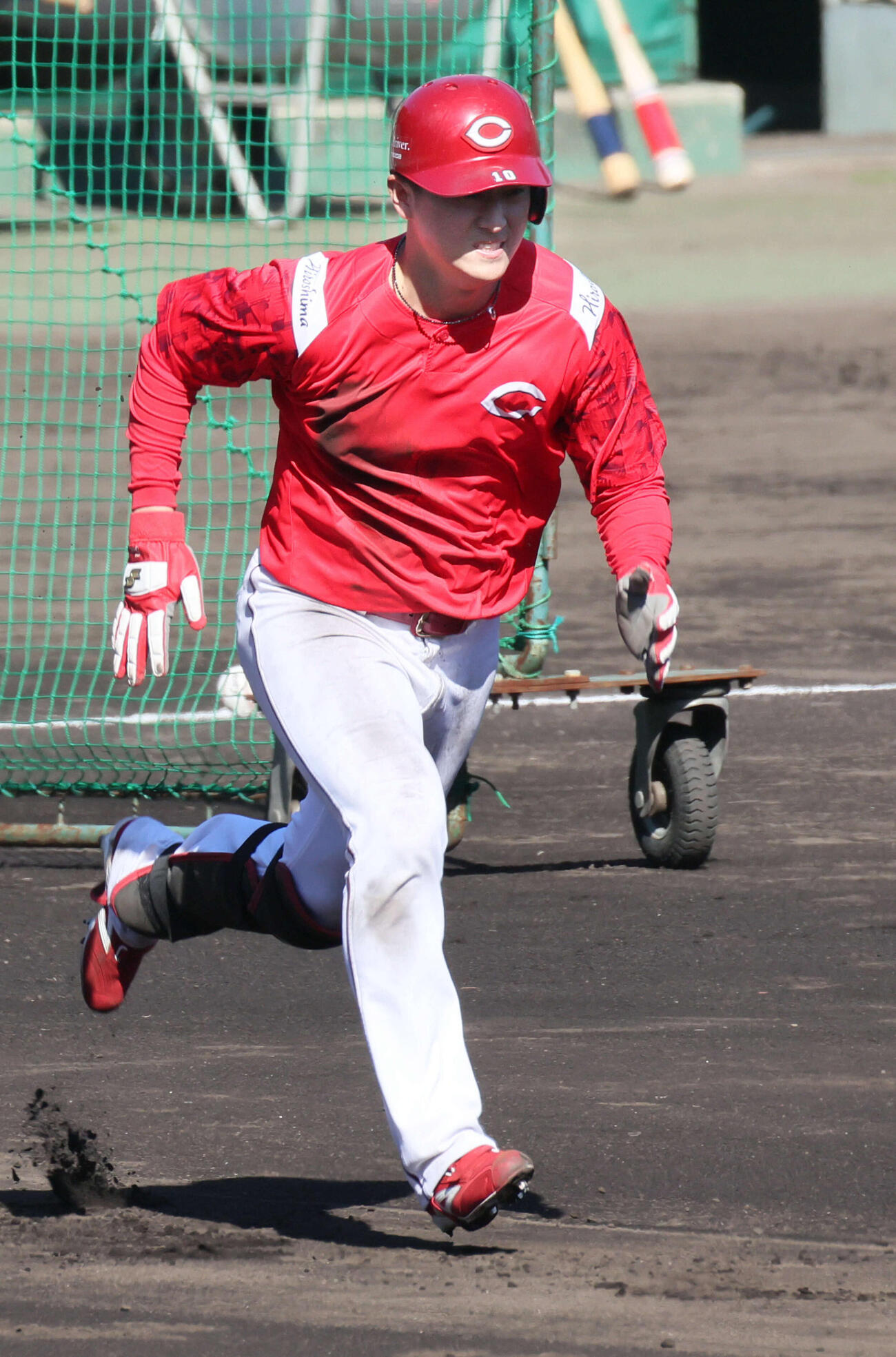走塁練習する広島佐々木（撮影・加藤孝規）