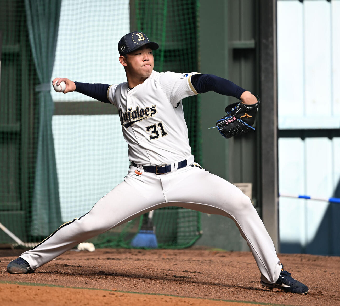 ブルペンで投球するオリックス藤川（撮影・和賀正仁）