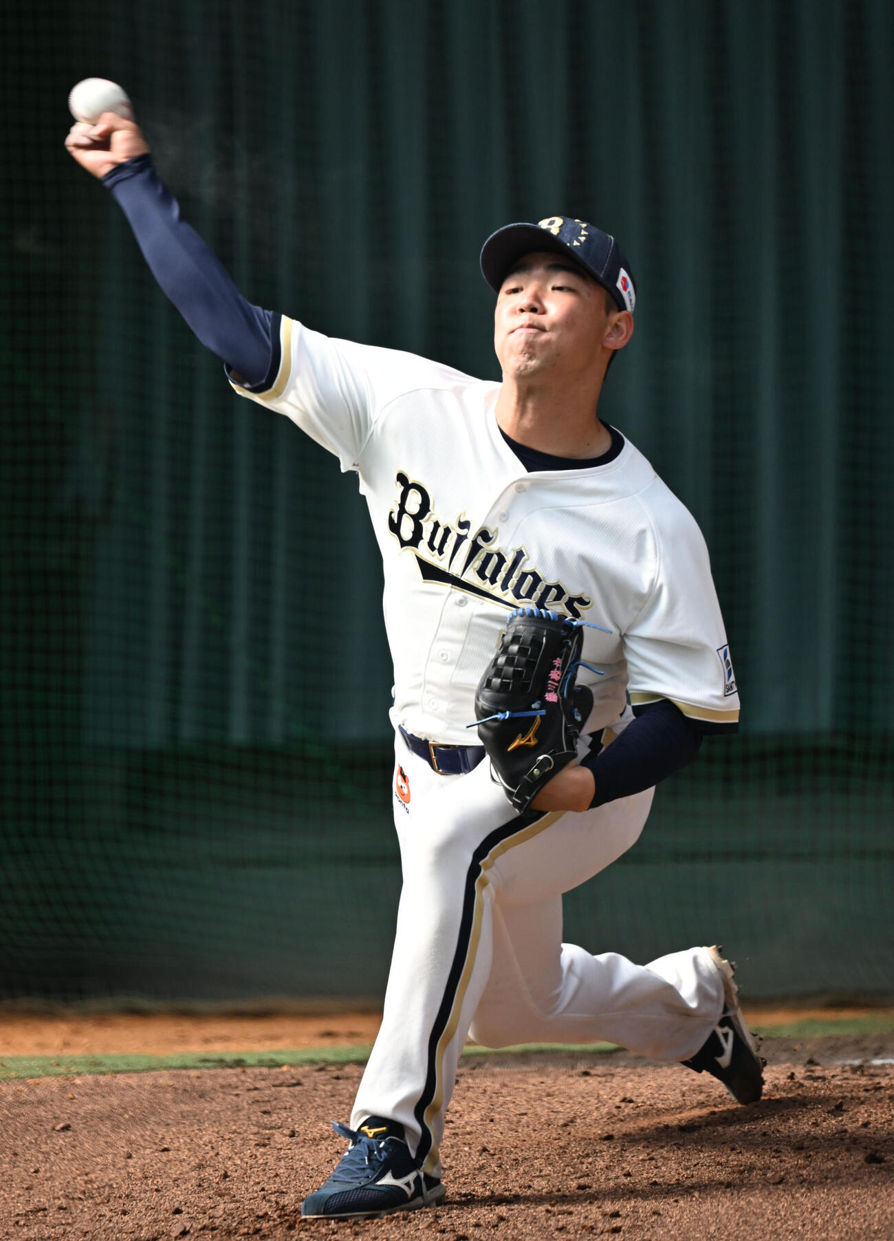 ブルペンで投球するオリックス藤川（撮影・和賀正仁）