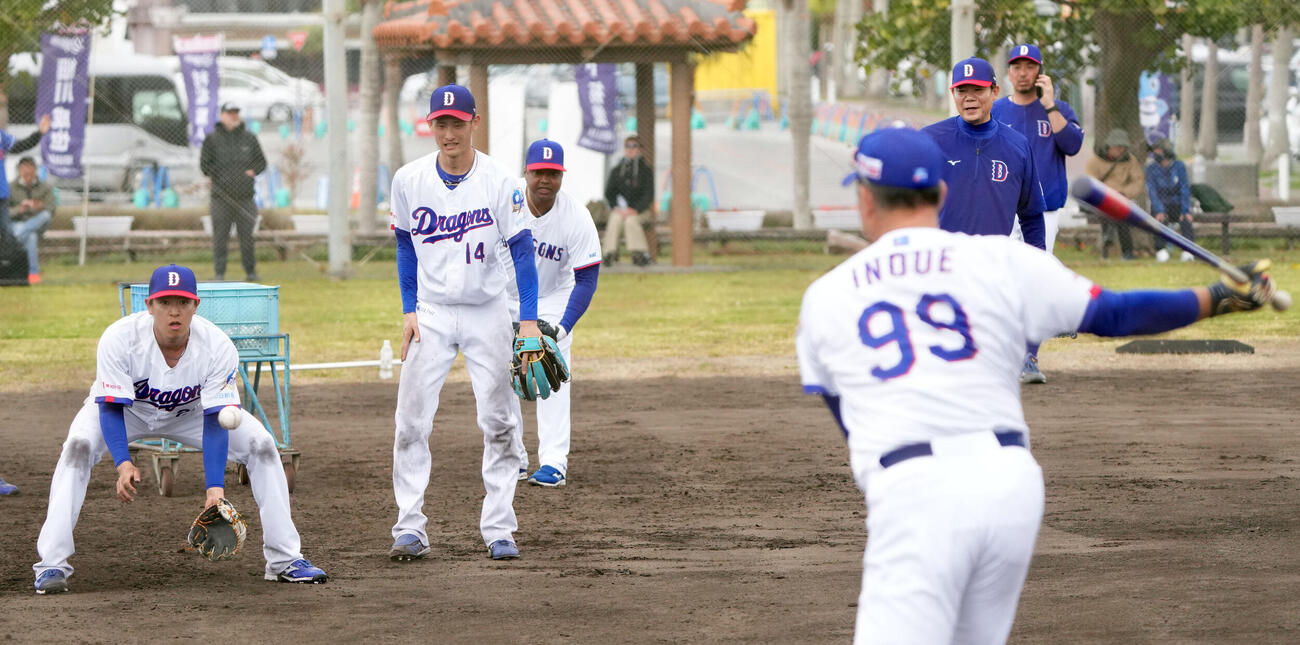 仲地（左）は井上監督のノックを受ける（撮影・森本幸一）