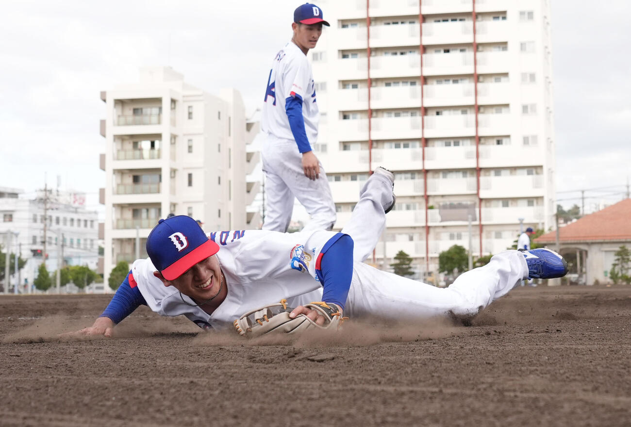 ノックをする井上監督の打球を追う仲地（手前）奥は草加（撮影・森本幸一）