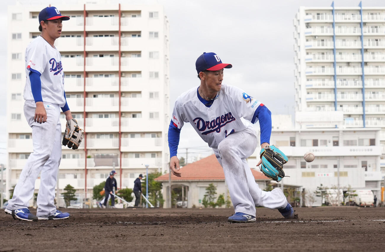 ノックをする井上監督の打球を追う草加（右）左は仲地（撮影・森本幸一）