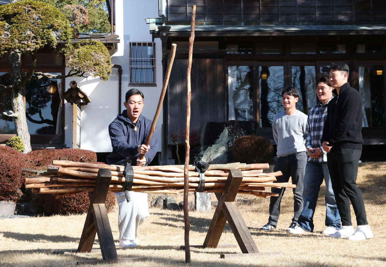 休日に都城島津邸を訪れ野太刀自顕流続け打ち体験をするロッテ石垣元。右は毛利、大聖、冨士（撮影・宮地輝）