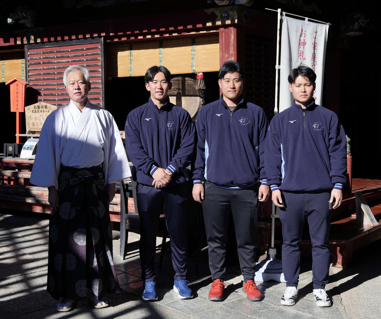 日南観光PRで鵜戸神宮を参拝する、西武小島（左から2人目）、岩城（左から3人目）、秋山（左から4人目）（撮影・小島史椰）