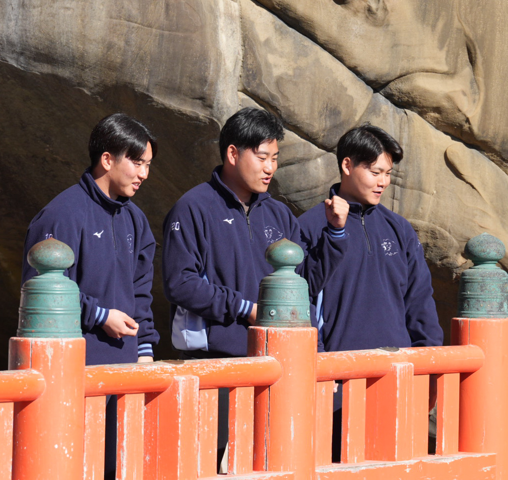 日南観光PRで鵜戸神宮の運玉投げ体験をする、左から西武小島、岩城、秋山（撮影・小島史椰）