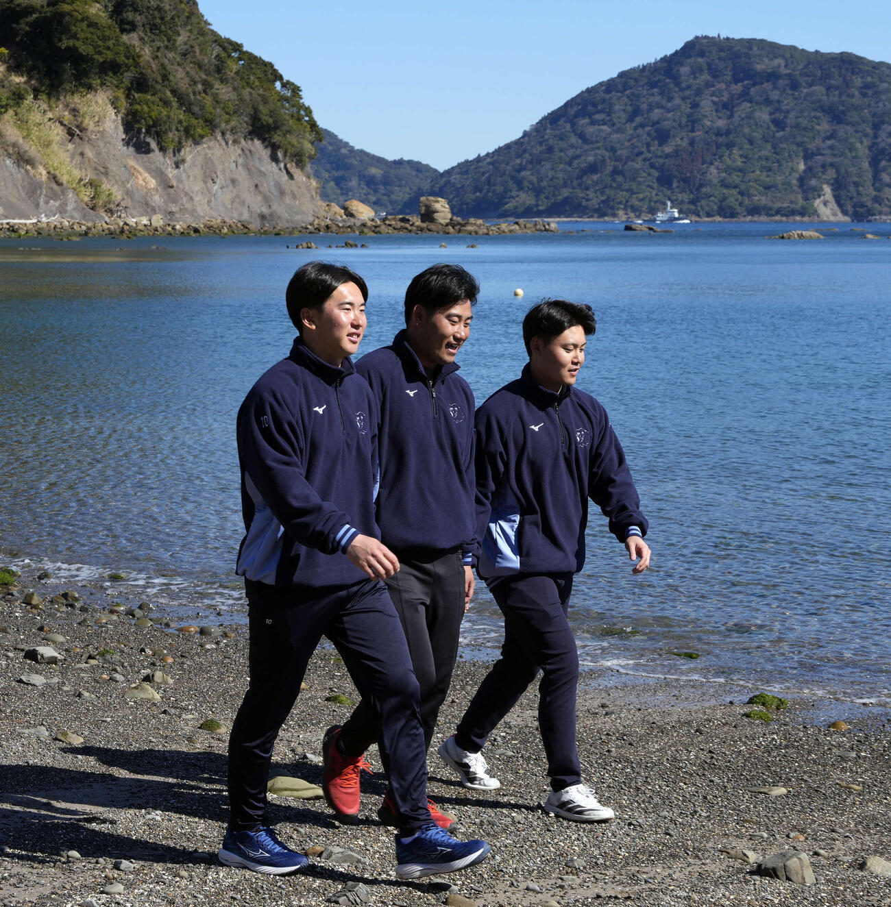 日南観光PRで海沿いを歩く、左から西武小島、岩城、秋山（撮影・小島史椰）