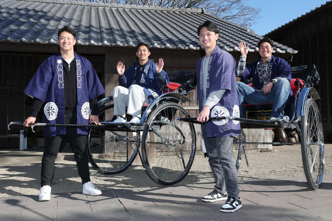 休日に都城島津邸を訪れ人力車で登場したロッテの新人選手たち、左から冨士、石垣元、毛利、大聖（撮影・宮地輝）