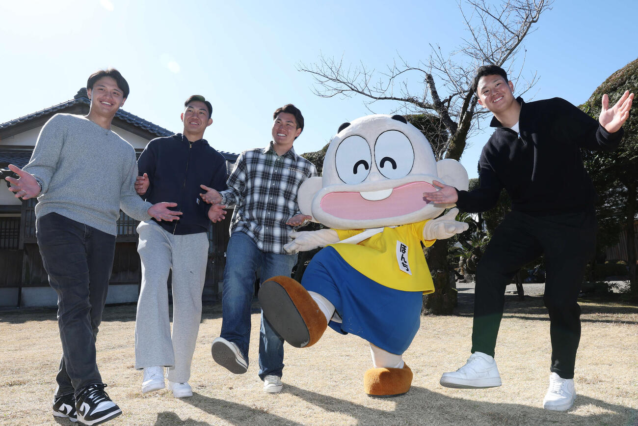 休日に都城島津邸を訪れ都城市PRキャラクター兼PR本部長のぼんちくんとポーズをとるロッテの新人選手たち、左から毛利、石垣元、大聖、冨士（撮影・宮地輝）