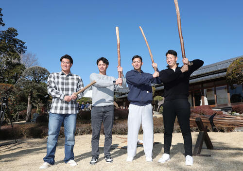 休日に都城島津邸を訪れ野太刀自顕流を体験したロッテの新人選手たち、左から大聖、毛利、石垣元、冨士（撮影・宮地輝）