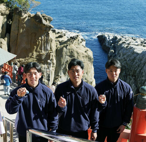 日南観光PRで鵜戸神宮を参拝し手にお守りを持つ、左から西武小島、岩城、秋山（撮影・小島史椰）
