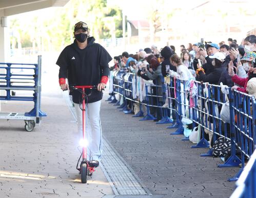 ファンに出迎えられ球場入りする新庄監督（撮影・黒川智章）