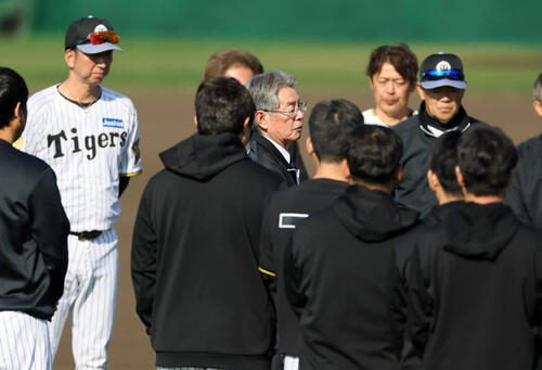 ナインを前に訓示を行う阪神の秦オーナー（撮影・加藤哉）