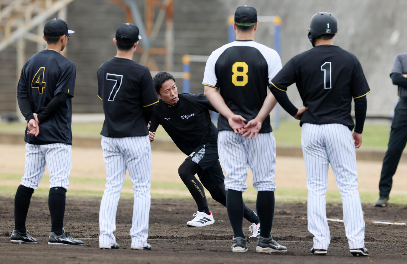 サブグラウンドで行われた赤星臨時コーチによる走塁練習（撮影・加藤哉）
