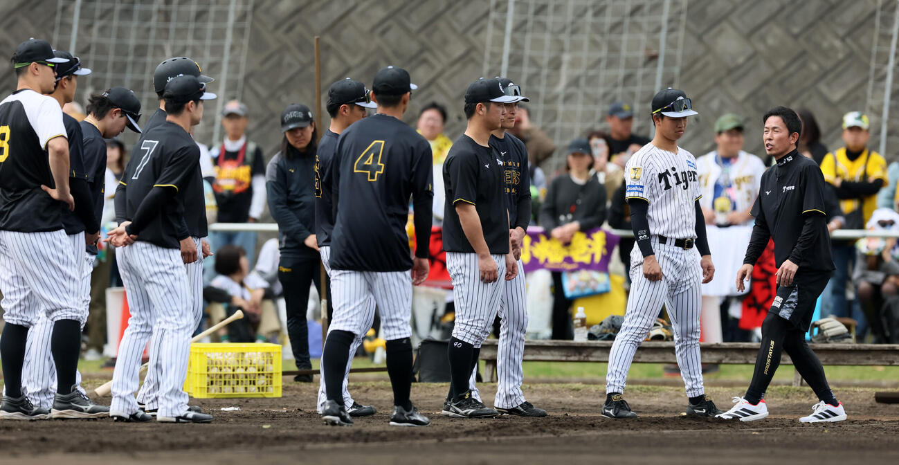 サブグラウンドで行われた阪神赤星臨時コーチ（右端）による走塁練習（撮影・加藤哉）