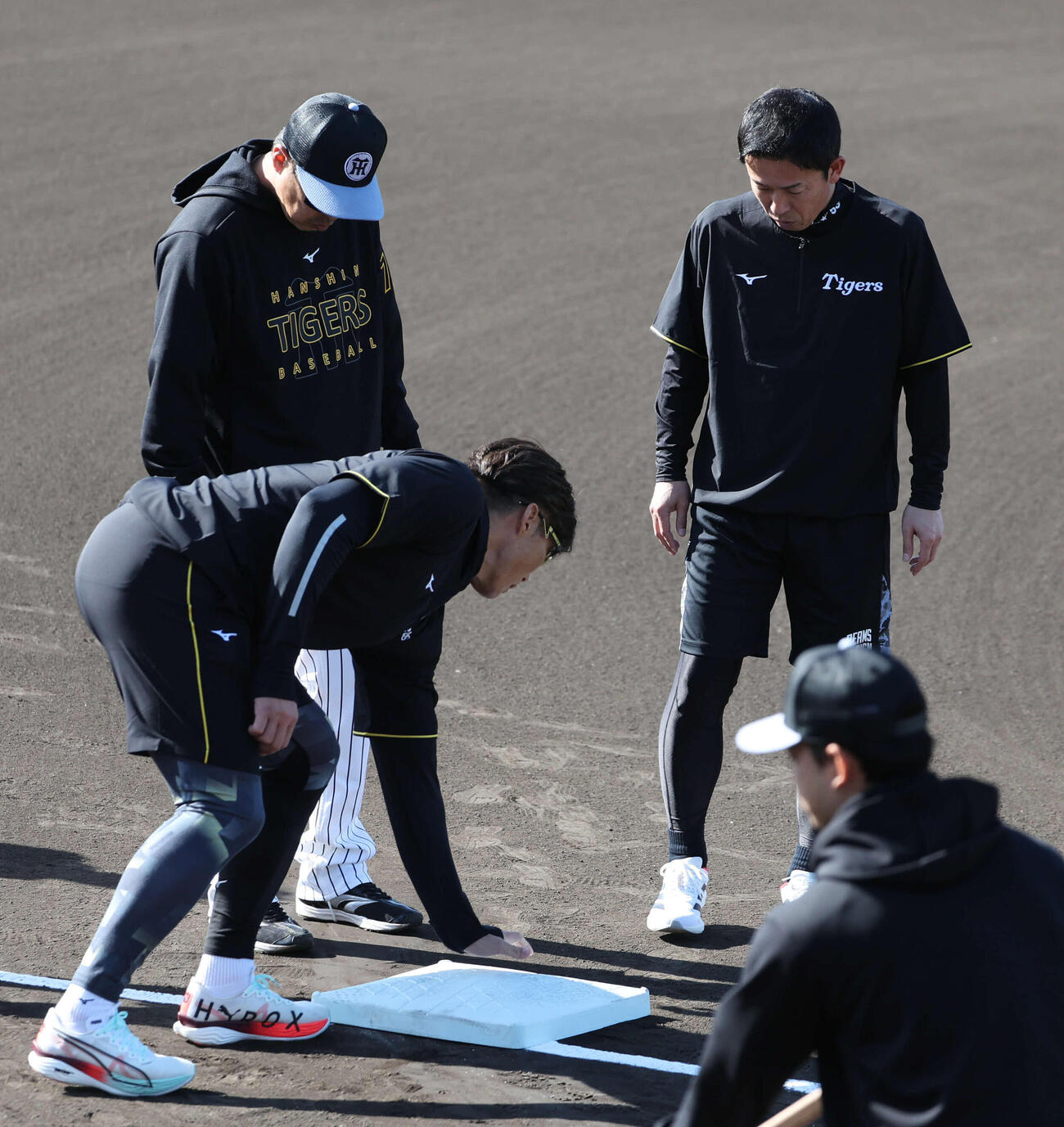 走塁練習の前に三塁ベースをチェックする糸井SAと赤星憲広氏。左は藤本コーチ（撮影・西尾就之）