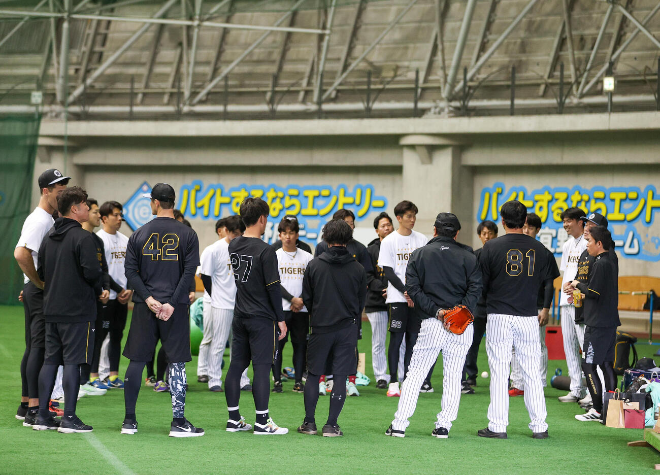室内で赤星氏の話を聞く阪神投手陣（撮影・上山淳一）