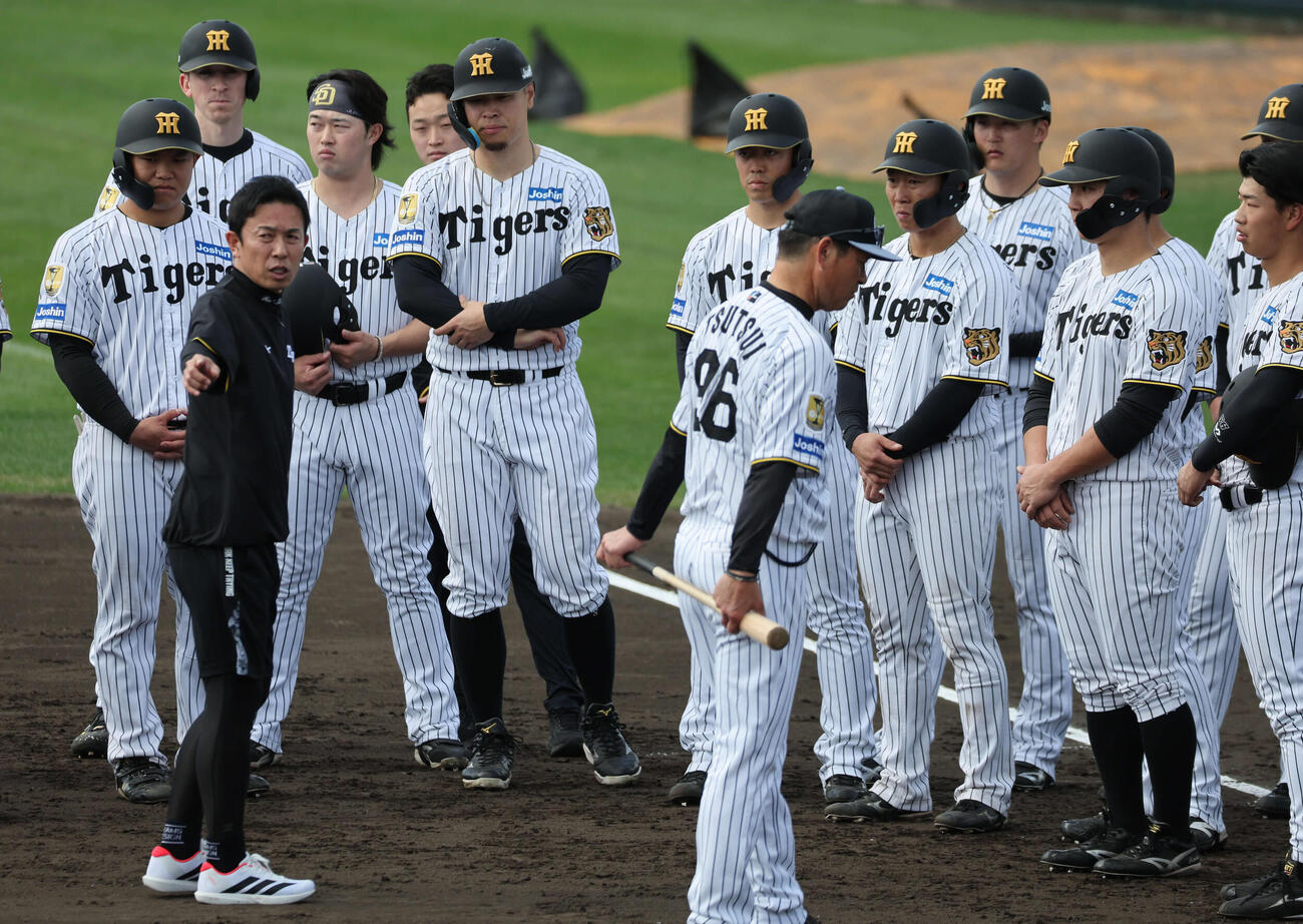 走塁練習前に阪神ナインに説明する赤星臨時コーチ（撮影・西尾就之）