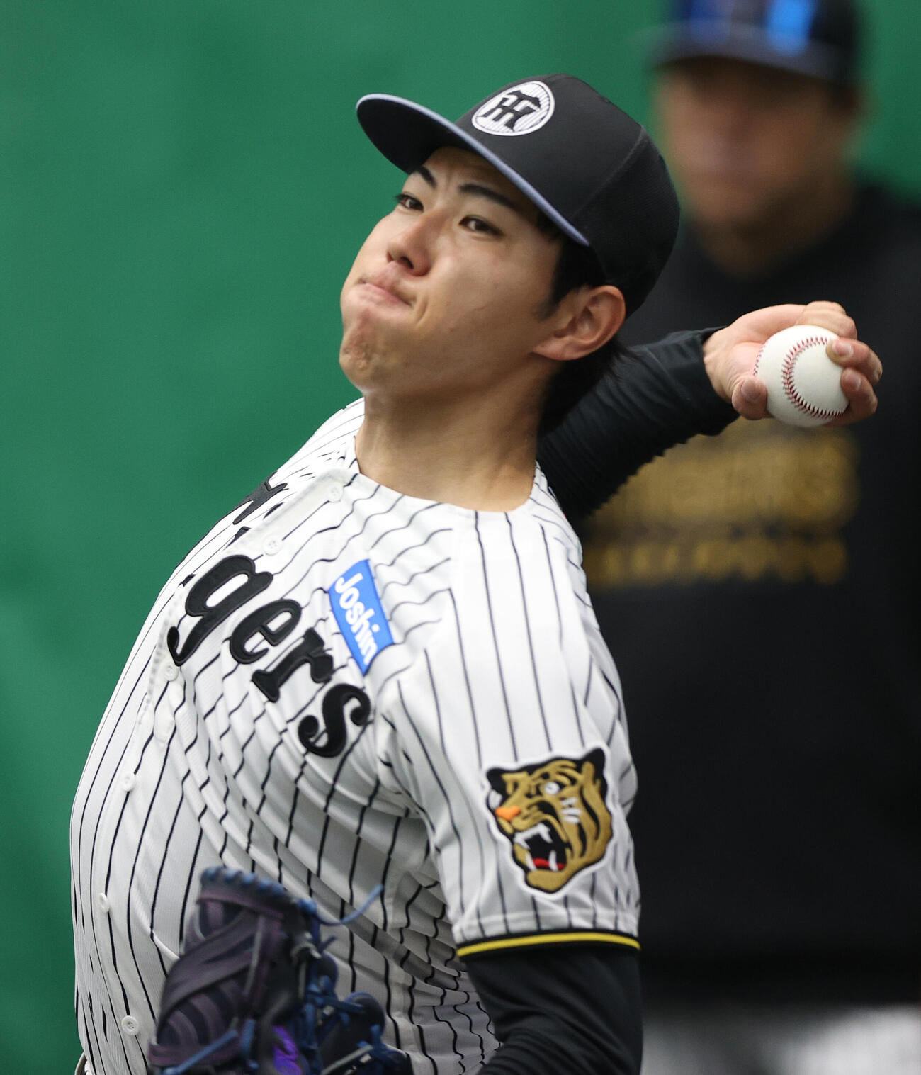 ブルペンで投球する阪神工藤泰成（2026年2月1日撮影）