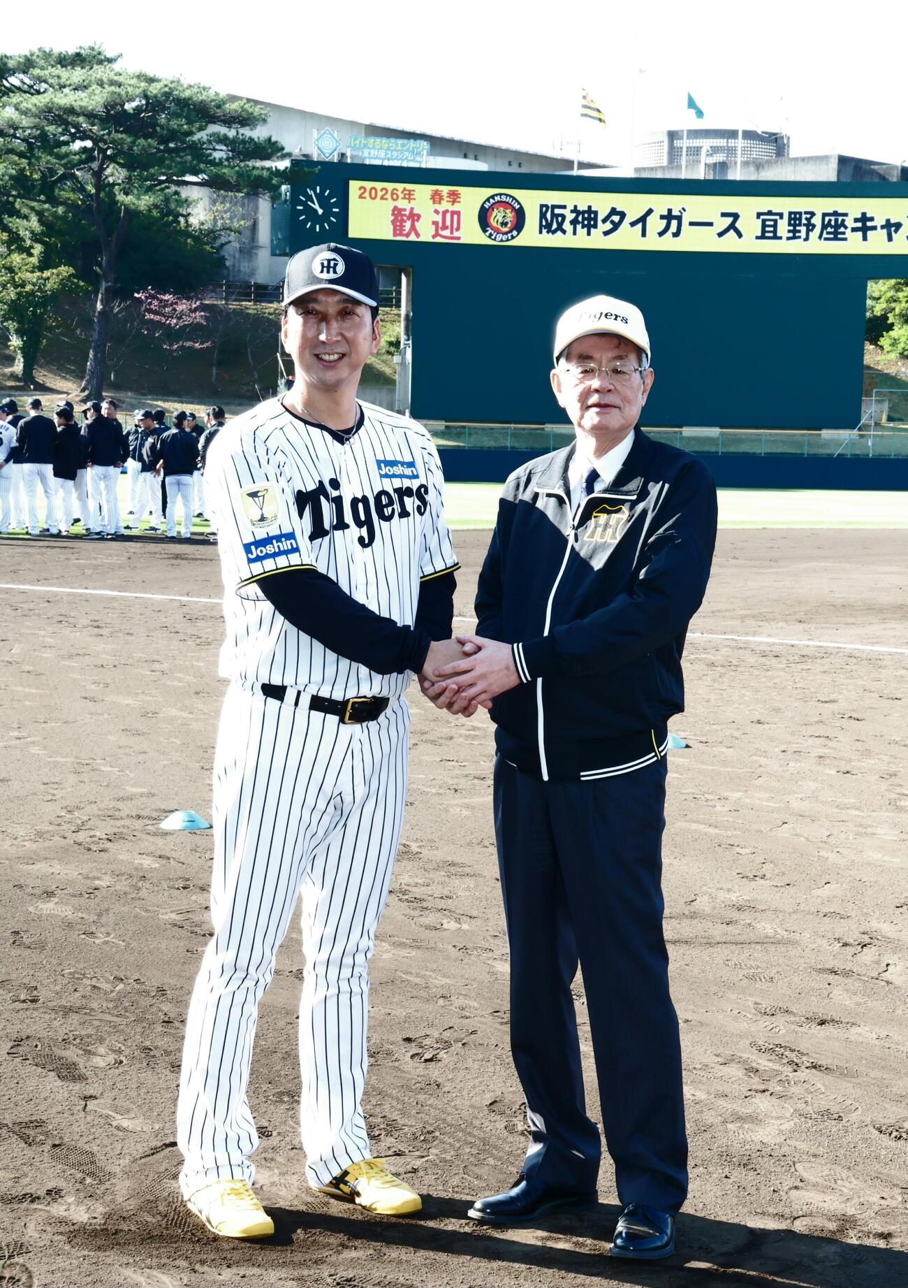 阪神キャンプを視察した秦雅夫オーナーと握手をかわす藤川監督（撮影・西尾就之）