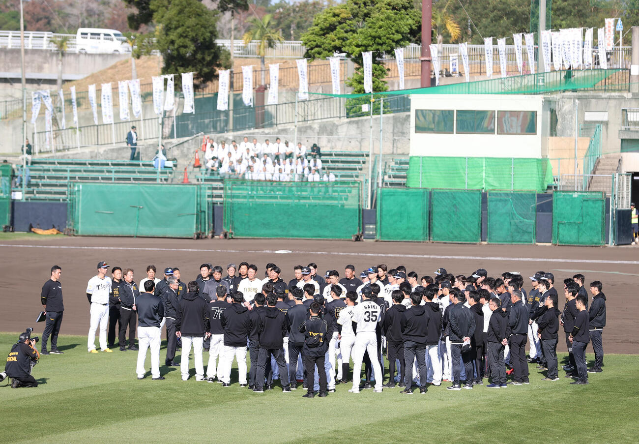 秦オーナーの訓示を聞く阪神ナイン（撮影・上山淳一）