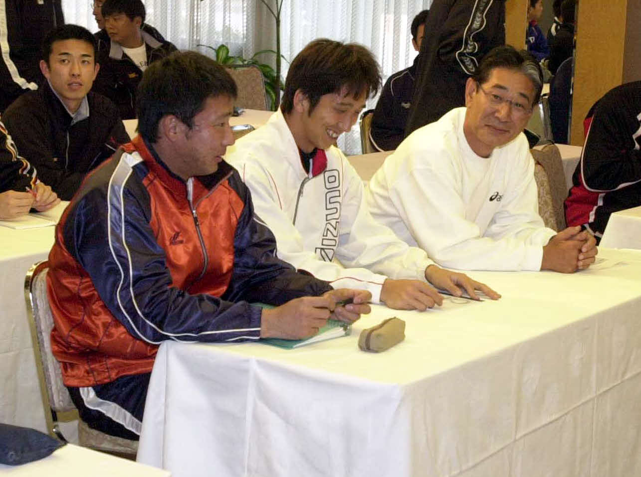 03年1月31日、キャンプインを前にしたミーティングで、星野監督と並ぶ藤川と中谷。左後方は赤星