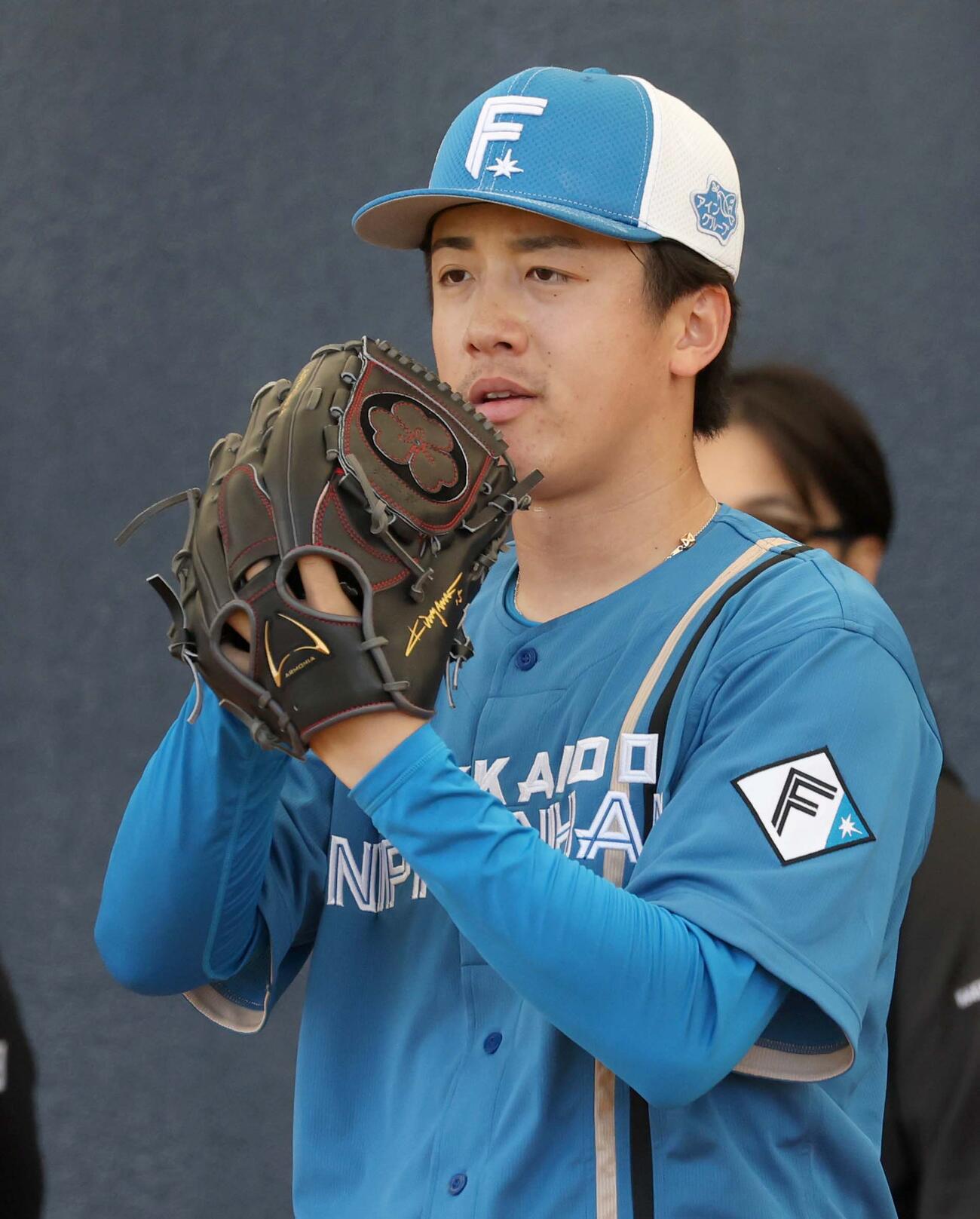 日本ハム北山が使用する今季のグラブ（撮影・黒川智章）