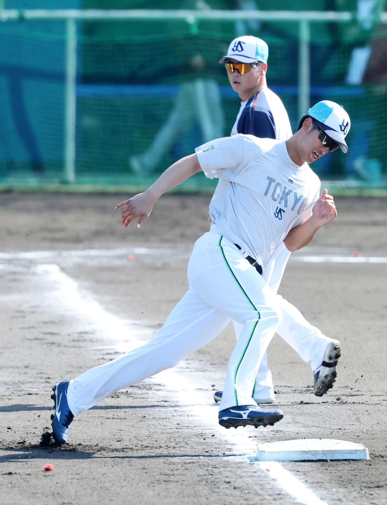 ベースランニングするヤクルト松下（撮影・鈴木正人）　