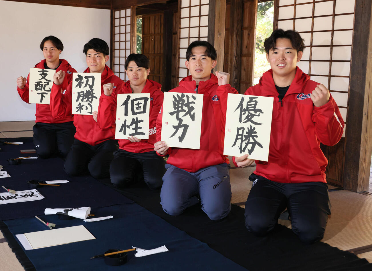 キャンプの休日、飫肥城近くの旧藩校振徳堂で書道に挑戦した新人選手ら。右からドラフト1位の平川、2位の斉藤汰、3位の勝田、5位の赤木、育成1位の小林（撮影・加藤孝規）